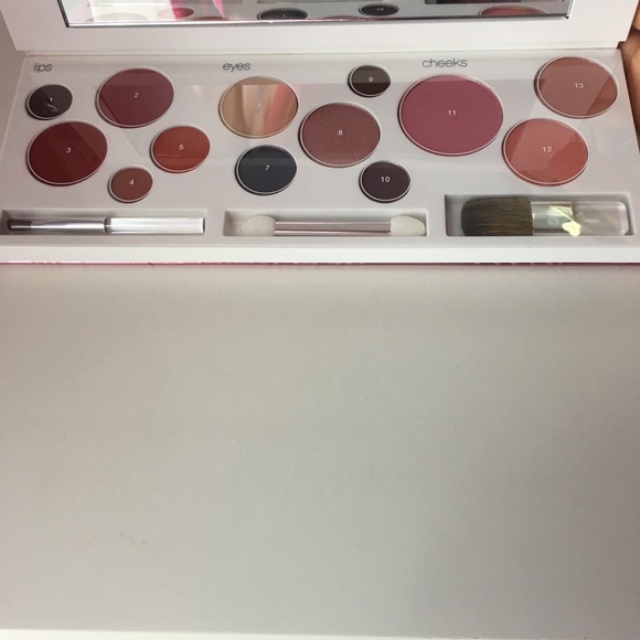 Brand New Clinique Season Worth of Pretty Palette - Picture 2 of 4